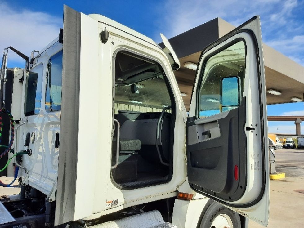 Day Cab Tractor-Heavy Duty Tractors-Freightliner-2018-T12664ST-Fort Worth-TX-405,598\n\t\tmiles-$ 42,750 - Image 12