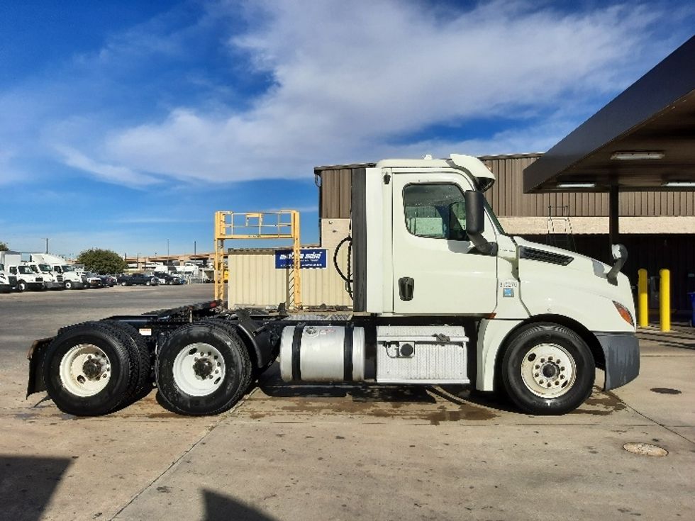 Day Cab Tractor-Heavy Duty Tractors-Freightliner-2018-T12664ST-Fort Worth-TX-405,598\n\t\tmiles-$ 42,750 - Image 8