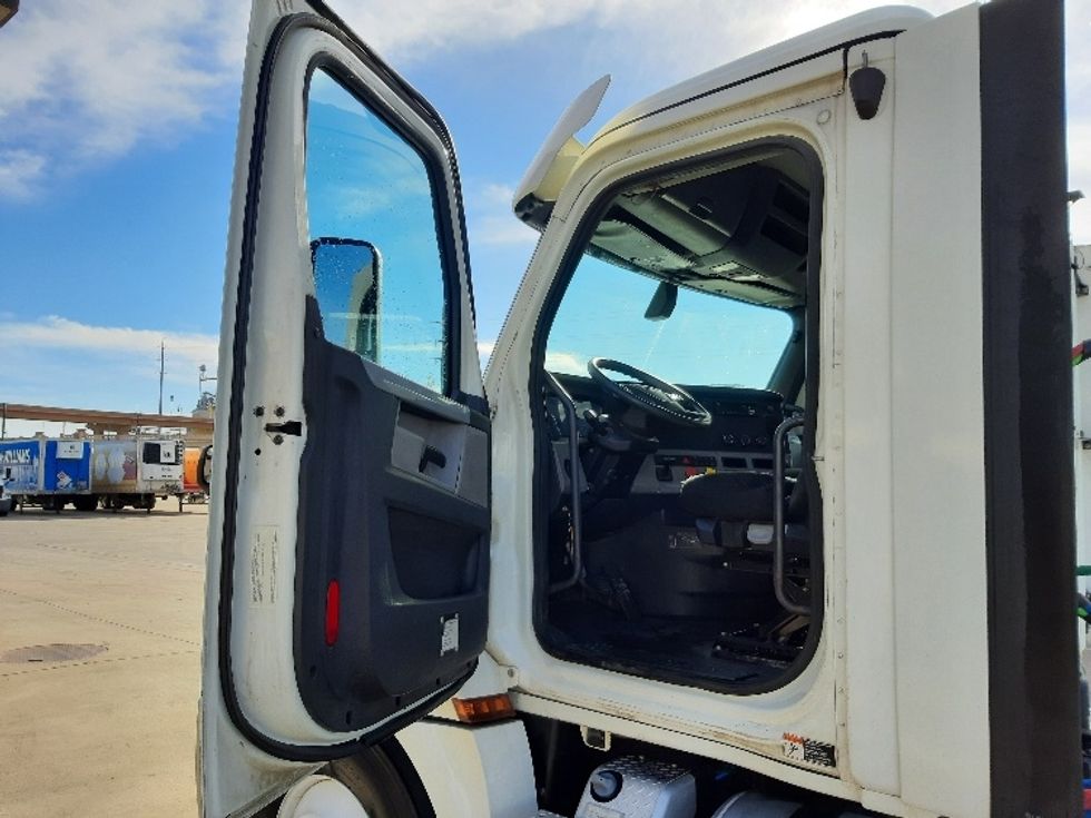 Day Cab Tractor-Heavy Duty Tractors-Freightliner-2018-T12664ST-Fort Worth-TX-405,598\n\t\tmiles-$ 42,750 - Image 9