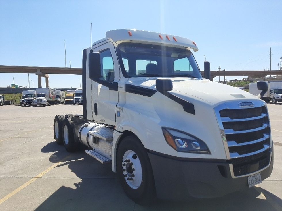Day Cab Tractor-Heavy Duty Tractors-Freightliner-2018-T12664ST-Fort Worth-TX-465,613\n\t\tmiles-$ 42,750 - Image 1
