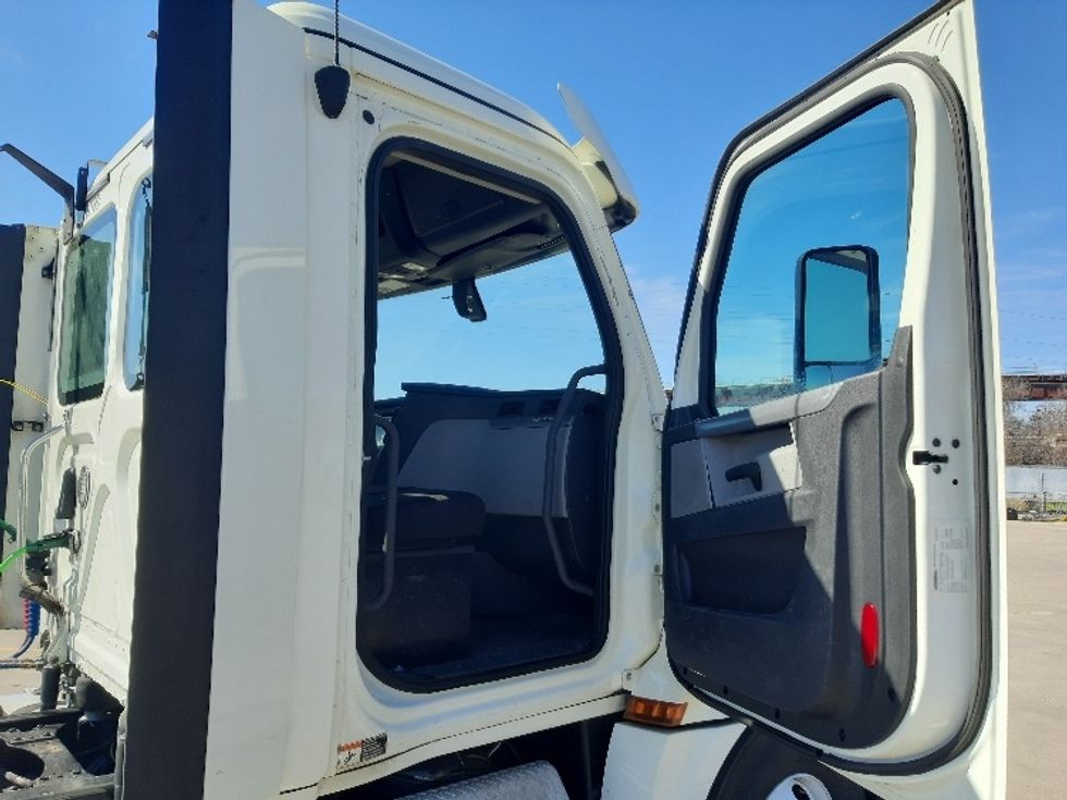 Day Cab Tractor-Heavy Duty Tractors-Freightliner-2018-T12664ST-Fort Worth-TX-465,613\n\t\tmiles-$ 42,750 - Image 12