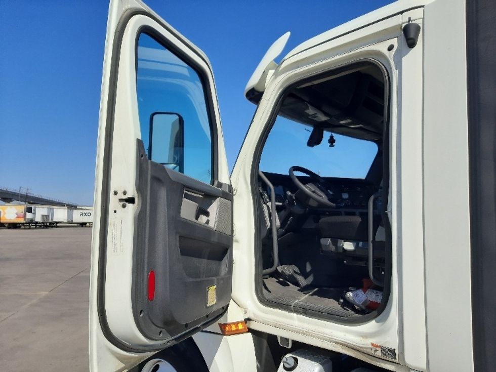 Day Cab Tractor-Heavy Duty Tractors-Freightliner-2018-T12664ST-Fort Worth-TX-465,613\n\t\tmiles-$ 42,750 - Image 9