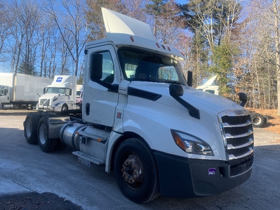 Day Cab Tractor-Heavy Duty Tractors-Freightliner-2018-T12664ST-Franklin-MA-293,956\n\t\tmiles-$ 48,250 - Image 1