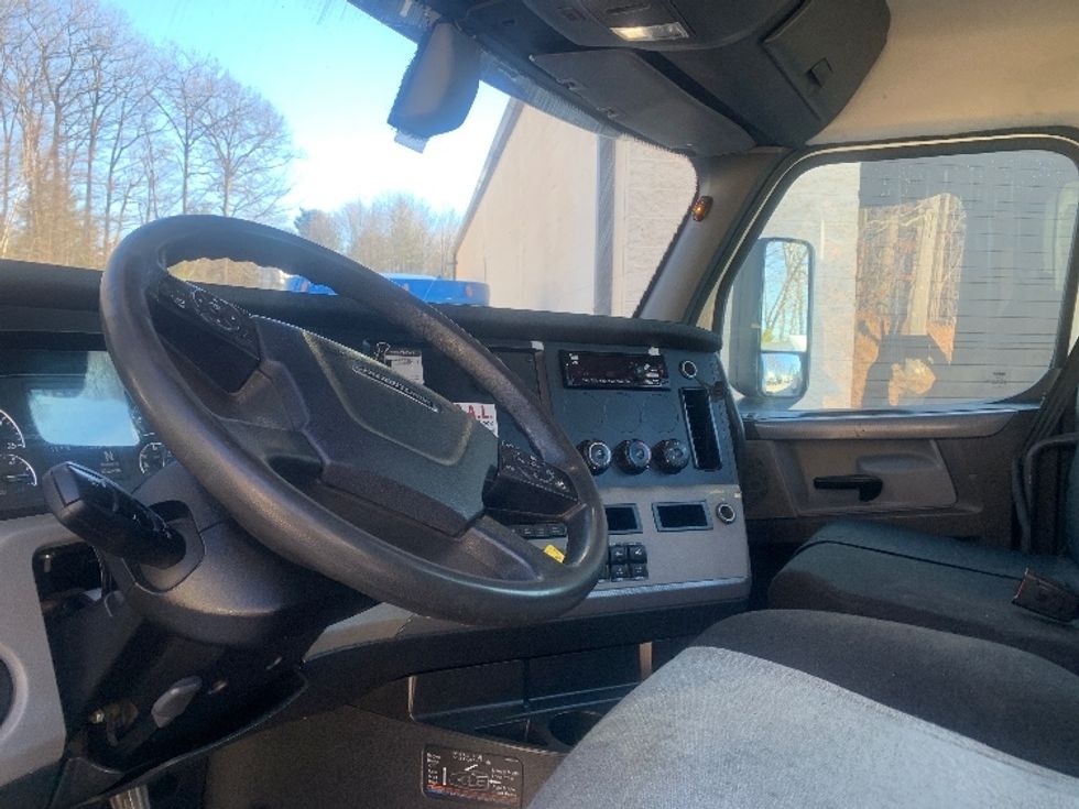 Day Cab Tractor-Heavy Duty Tractors-Freightliner-2018-T12664ST-Franklin-MA-293,956\n\t\tmiles-$ 48,250 - Image 10