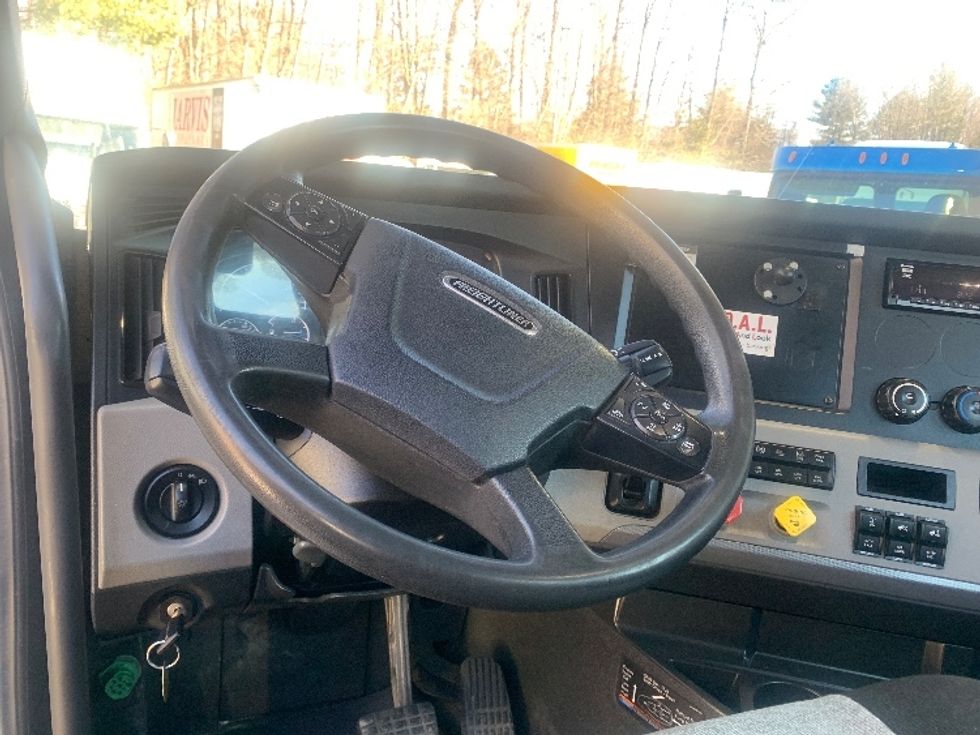 Day Cab Tractor-Heavy Duty Tractors-Freightliner-2018-T12664ST-Franklin-MA-293,956\n\t\tmiles-$ 48,250 - Image 11