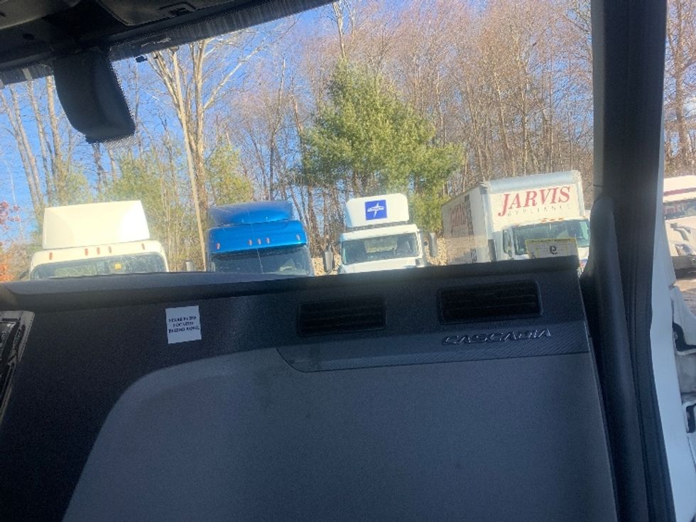 Day Cab Tractor-Heavy Duty Tractors-Freightliner-2018-T12664ST-Franklin-MA-293,956\n\t\tmiles-$ 48,250 - Image 13