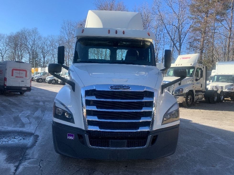 Day Cab Tractor-Heavy Duty Tractors-Freightliner-2018-T12664ST-Franklin-MA-293,956\n\t\tmiles-$ 48,250 - Image 2