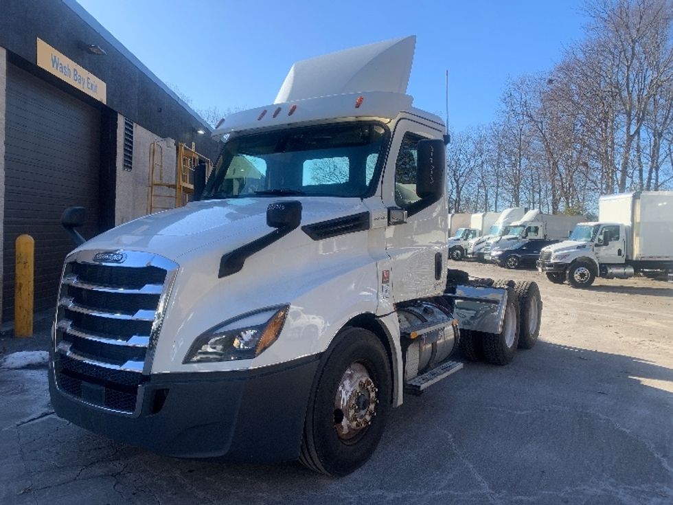 Day Cab Tractor-Heavy Duty Tractors-Freightliner-2018-T12664ST-Franklin-MA-293,956\n\t\tmiles-$ 48,250 - Image 3
