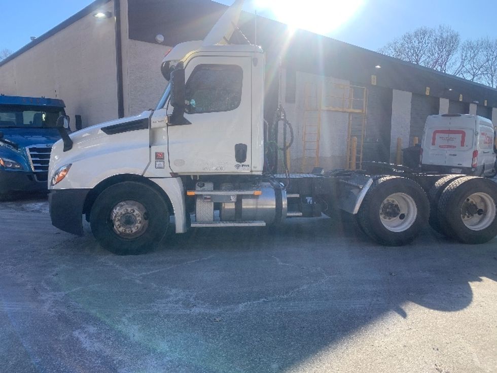 Day Cab Tractor-Heavy Duty Tractors-Freightliner-2018-T12664ST-Franklin-MA-293,956\n\t\tmiles-$ 48,250 - Image 4