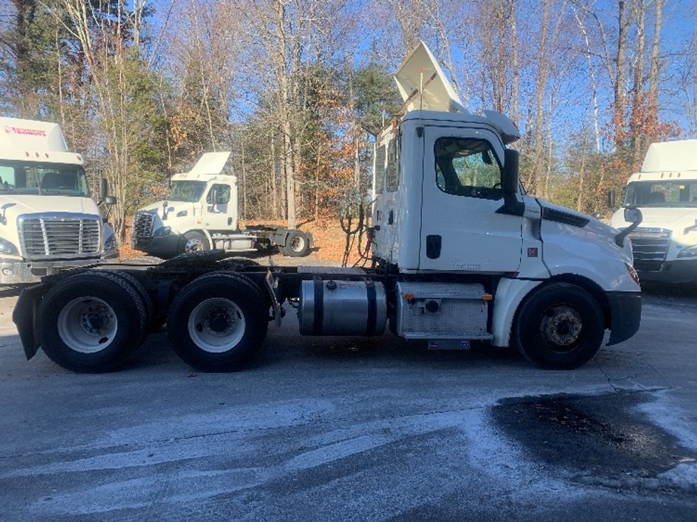 Day Cab Tractor-Heavy Duty Tractors-Freightliner-2018-T12664ST-Franklin-MA-293,956\n\t\tmiles-$ 48,250 - Image 8