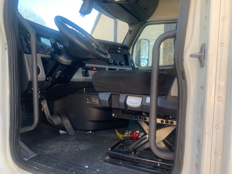 Day Cab Tractor-Heavy Duty Tractors-Freightliner-2018-T12664ST-Franklin-MA-293,956\n\t\tmiles-$ 48,250 - Image 9