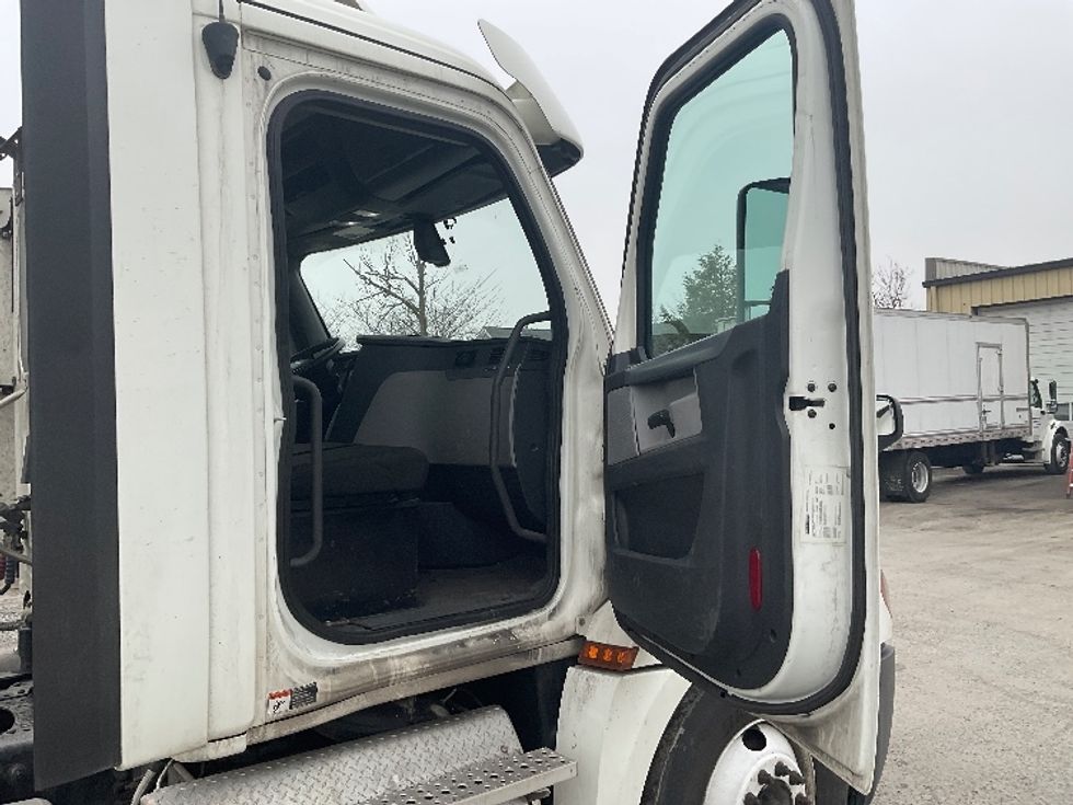 Day Cab Tractor-Heavy Duty Tractors-Freightliner-2018-T12664ST-Frederick-MD-449,884\n\t\tmiles-$ 41,000 - Image 12