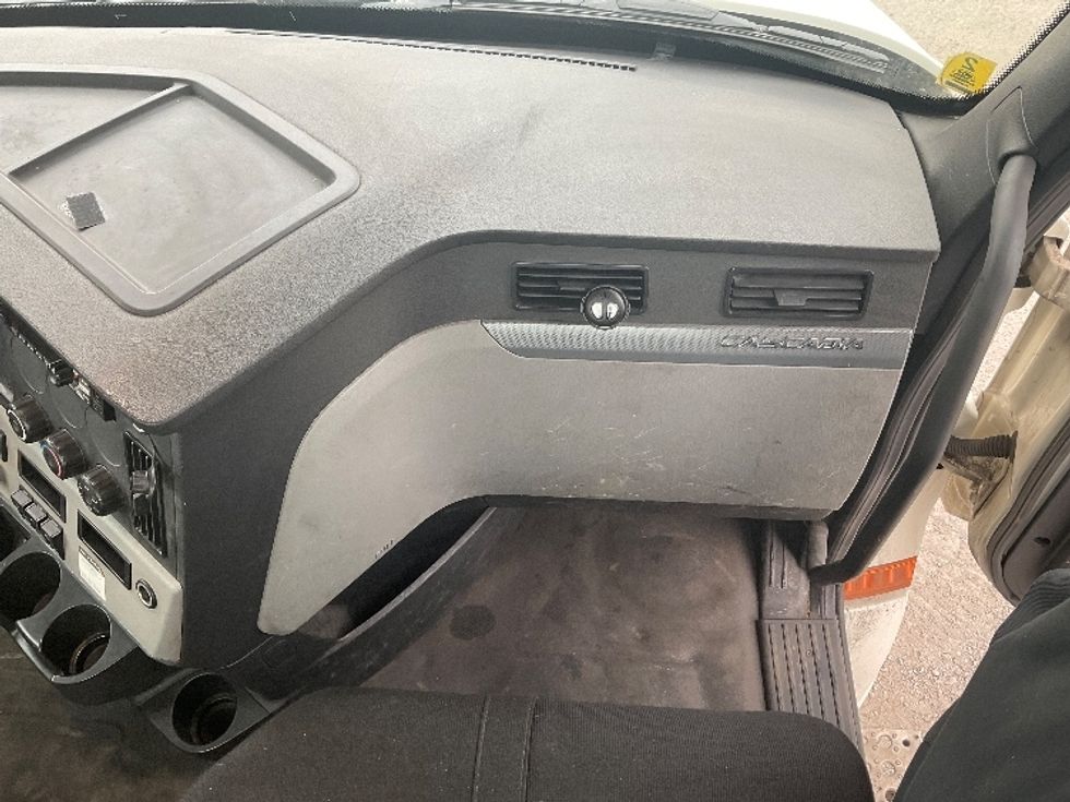 Day Cab Tractor-Heavy Duty Tractors-Freightliner-2018-T12664ST-Frederick-MD-449,884\n\t\tmiles-$ 41,000 - Image 13