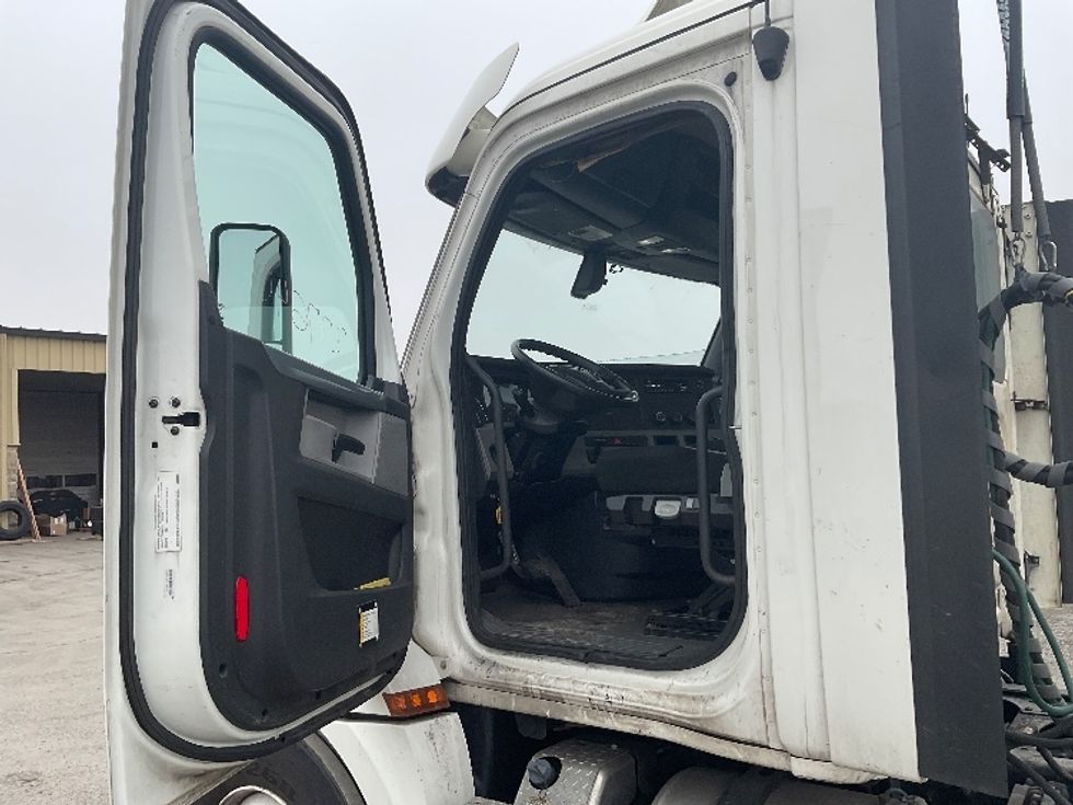 Day Cab Tractor-Heavy Duty Tractors-Freightliner-2018-T12664ST-Frederick-MD-449,884\n\t\tmiles-$ 41,000 - Image 9
