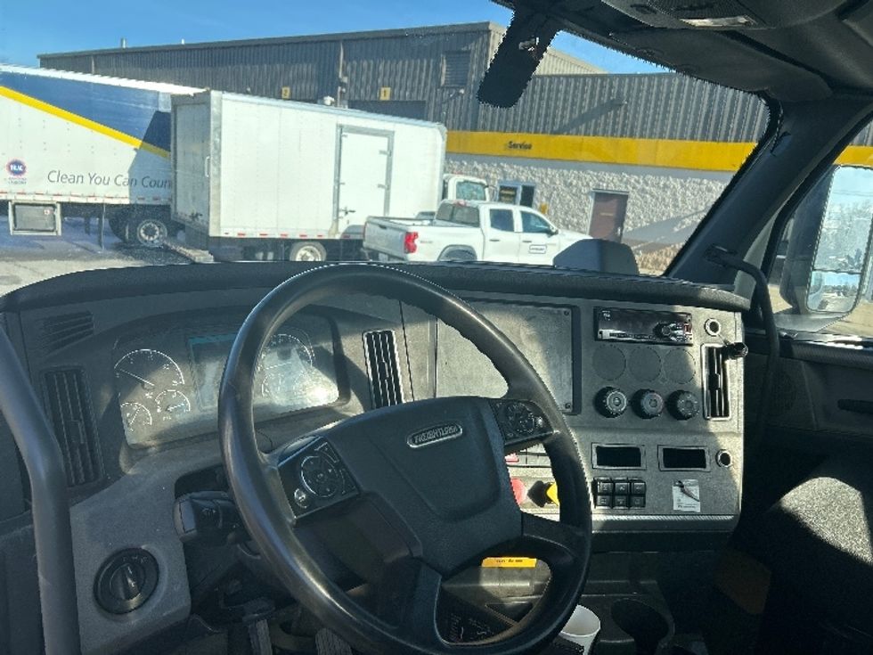 Day Cab Tractor-Heavy Duty Tractors-Freightliner-2018-T12664ST-Fredonia-NY-283,416\n\t\tmiles-$ 39,500 - Image 10