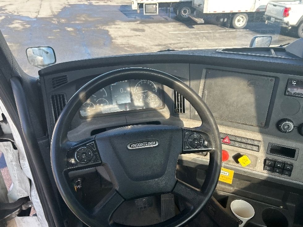 Day Cab Tractor-Heavy Duty Tractors-Freightliner-2018-T12664ST-Fredonia-NY-283,416\n\t\tmiles-$ 39,500 - Image 11
