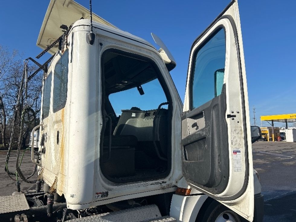 Day Cab Tractor-Heavy Duty Tractors-Freightliner-2018-T12664ST-Fredonia-NY-283,416\n\t\tmiles-$ 39,500 - Image 12