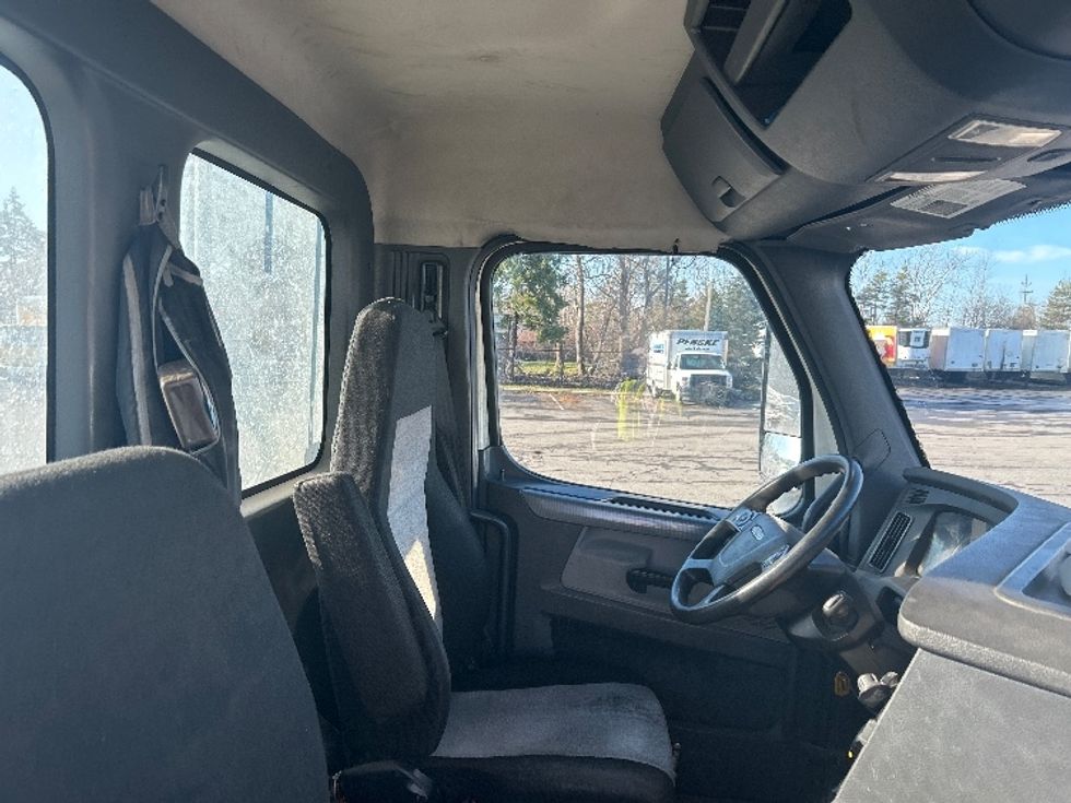 Day Cab Tractor-Heavy Duty Tractors-Freightliner-2018-T12664ST-Fredonia-NY-283,416\n\t\tmiles-$ 39,500 - Image 14