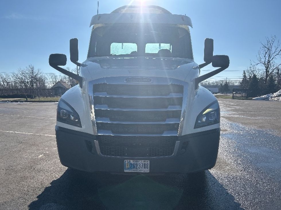 Day Cab Tractor-Heavy Duty Tractors-Freightliner-2018-T12664ST-Fredonia-NY-283,416\n\t\tmiles-$ 39,500 - Image 2