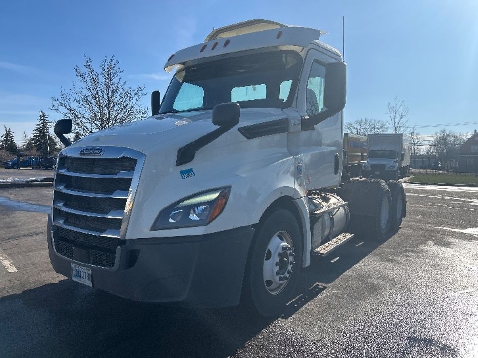 Day Cab Tractor-Heavy Duty Tractors-Freightliner-2018-T12664ST-Fredonia-NY-283,416\n\t\tmiles-$ 39,500 - Image 3