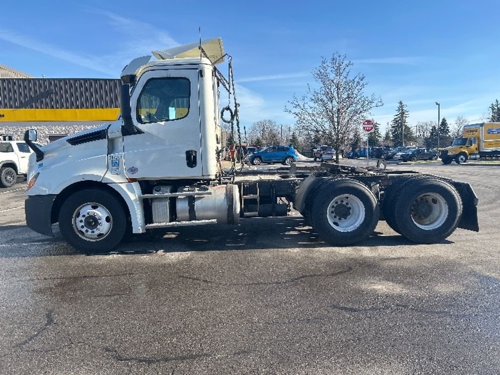 Day Cab Tractor-Heavy Duty Tractors-Freightliner-2018-T12664ST-Fredonia-NY-283,416\n\t\tmiles-$ 39,500 - Image 4