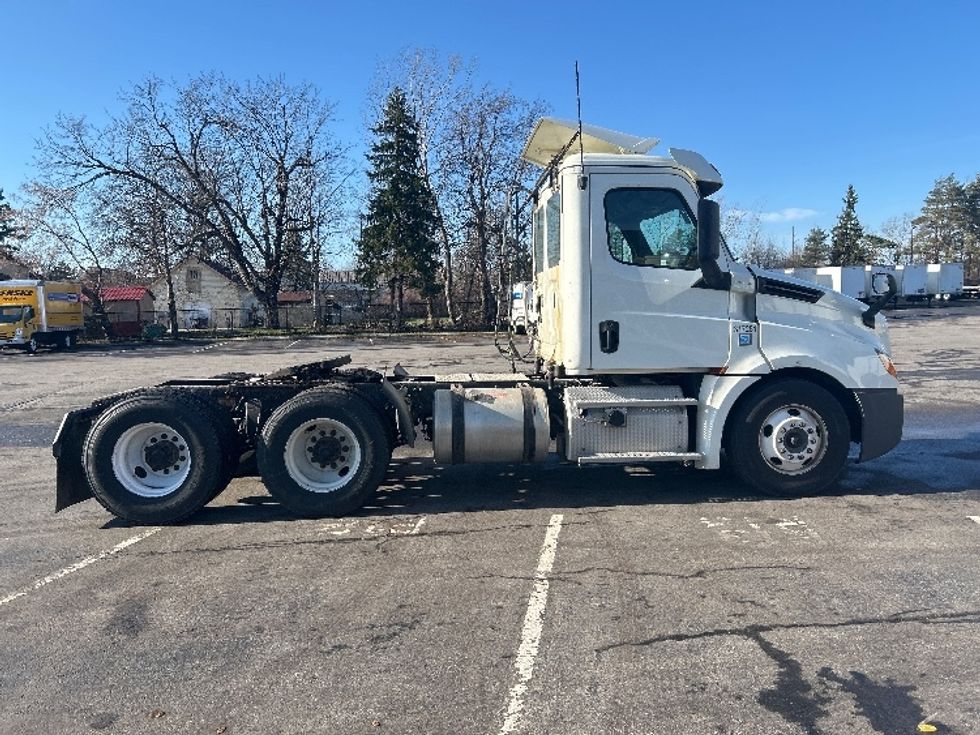 Day Cab Tractor-Heavy Duty Tractors-Freightliner-2018-T12664ST-Fredonia-NY-283,416\n\t\tmiles-$ 39,500 - Image 8