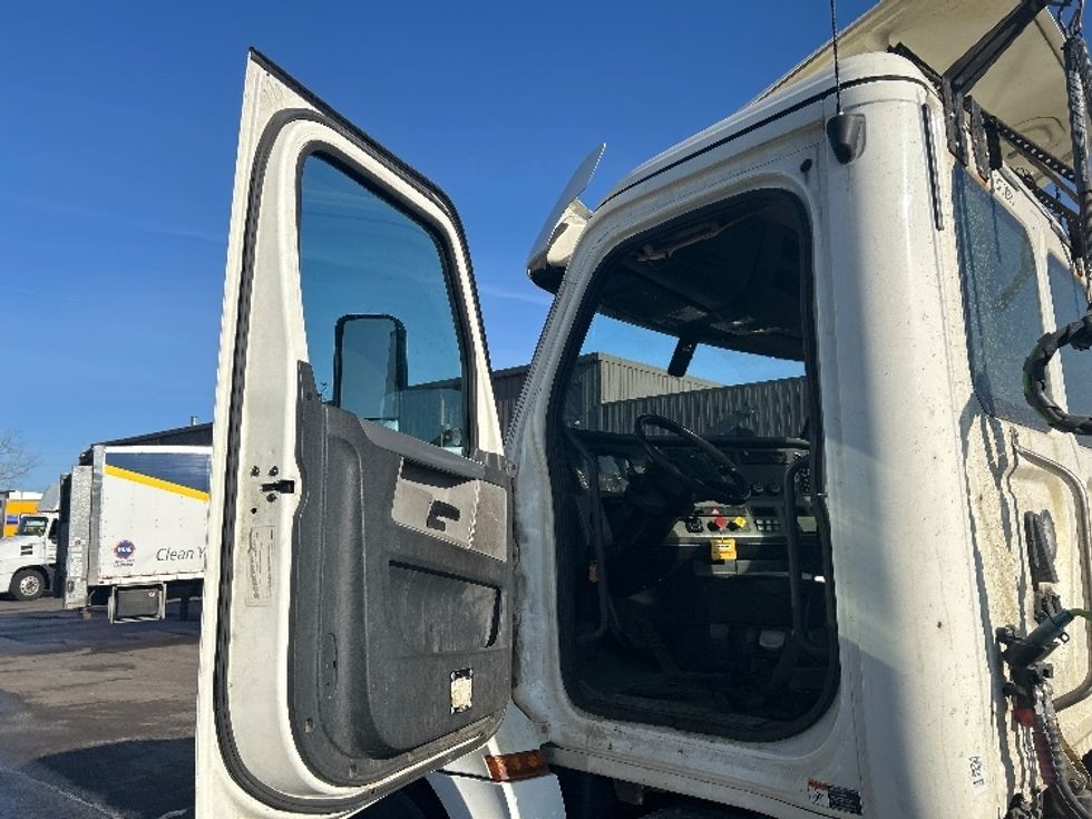 Day Cab Tractor-Heavy Duty Tractors-Freightliner-2018-T12664ST-Fredonia-NY-283,416\n\t\tmiles-$ 39,500 - Image 9