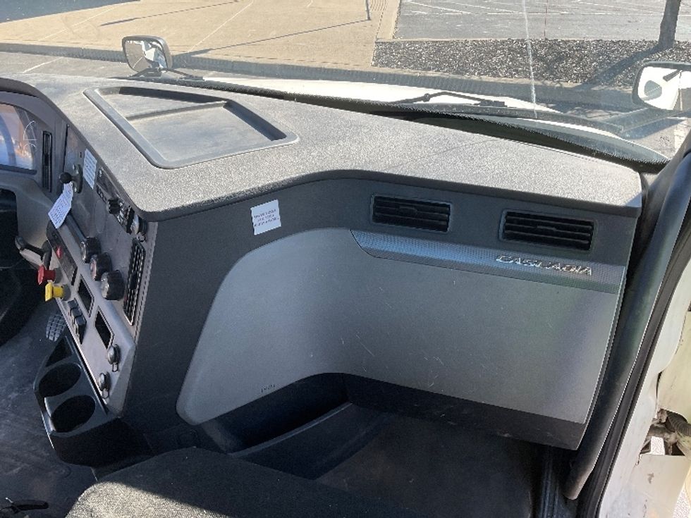 Day Cab Tractor-Heavy Duty Tractors-Freightliner-2018-T12664ST-Fredonia-NY-480,051\n\t\tmiles-$ 34,750 - Image 13