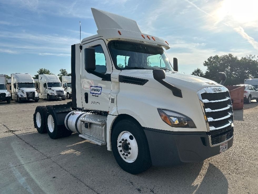 Day Cab Tractor-Heavy Duty Tractors-Freightliner-2018-T12664ST-Gahanna-OH-231,407\n\t\tmiles-$ 43,500 - Image 1