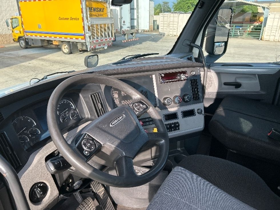 Day Cab Tractor-Heavy Duty Tractors-Freightliner-2018-T12664ST-Gahanna-OH-231,407\n\t\tmiles-$ 43,500 - Image 10