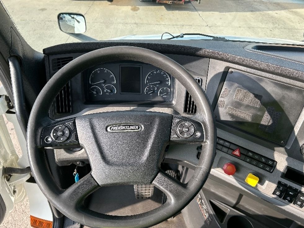 Day Cab Tractor-Heavy Duty Tractors-Freightliner-2018-T12664ST-Gahanna-OH-231,407\n\t\tmiles-$ 43,500 - Image 11
