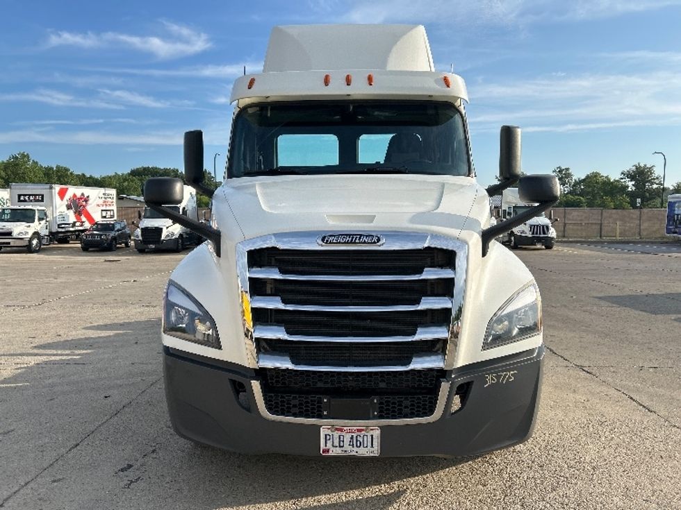 Day Cab Tractor-Heavy Duty Tractors-Freightliner-2018-T12664ST-Gahanna-OH-231,407\n\t\tmiles-$ 43,500 - Image 2