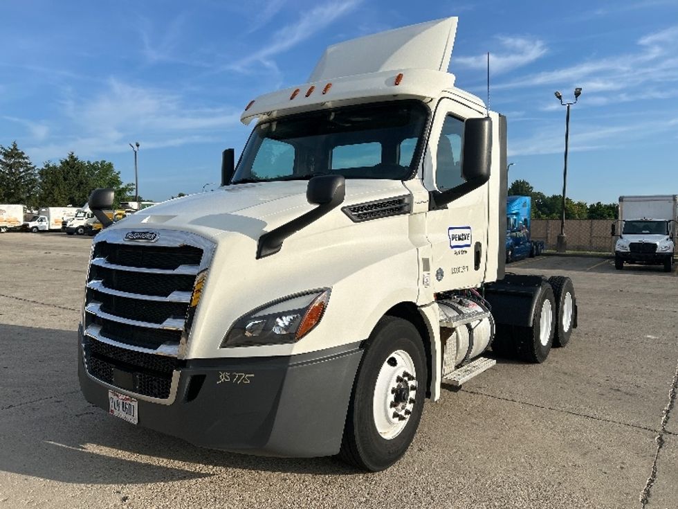 Day Cab Tractor-Heavy Duty Tractors-Freightliner-2018-T12664ST-Gahanna-OH-231,407\n\t\tmiles-$ 43,500 - Image 3