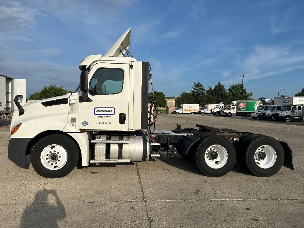 Day Cab Tractor-Heavy Duty Tractors-Freightliner-2018-T12664ST-Gahanna-OH-231,407\n\t\tmiles-$ 43,500 - Image 4
