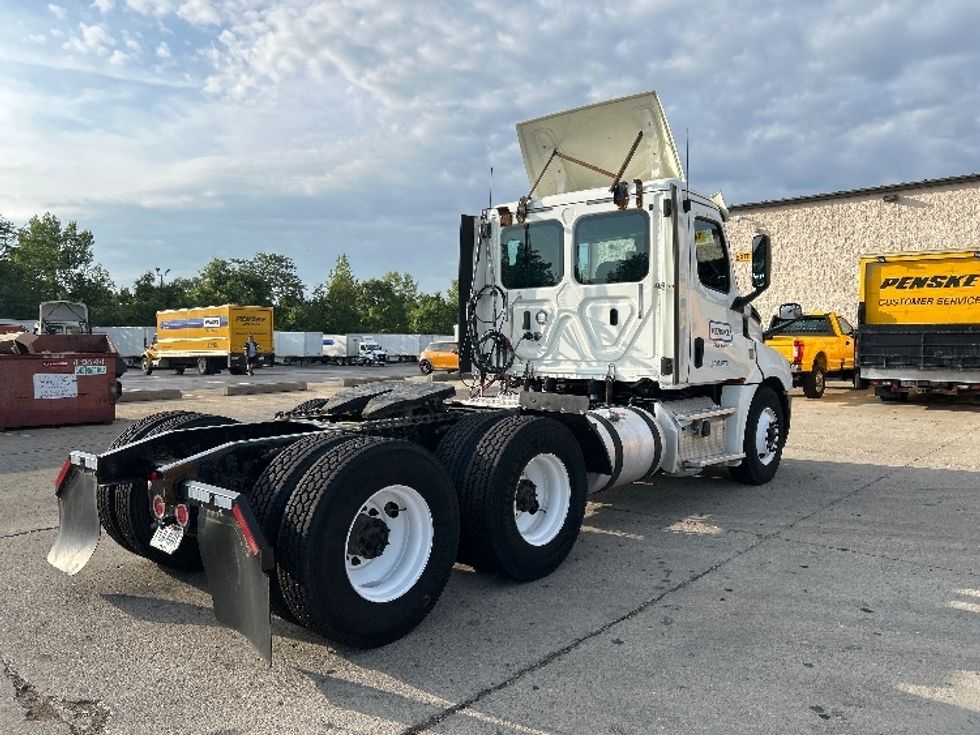 Day Cab Tractor-Heavy Duty Tractors-Freightliner-2018-T12664ST-Gahanna-OH-231,407\n\t\tmiles-$ 43,500 - Image 7