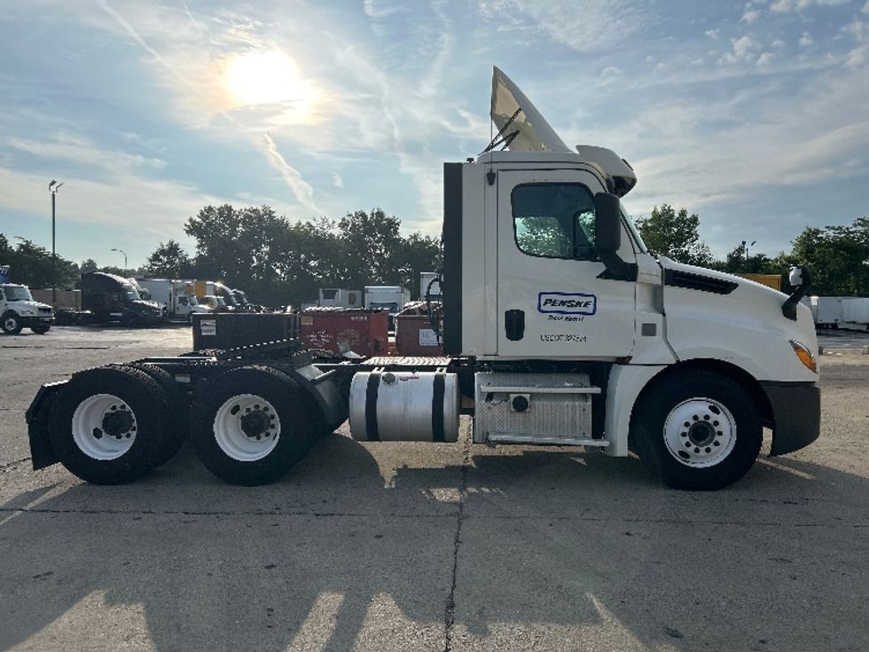 Day Cab Tractor-Heavy Duty Tractors-Freightliner-2018-T12664ST-Gahanna-OH-231,407\n\t\tmiles-$ 43,500 - Image 8