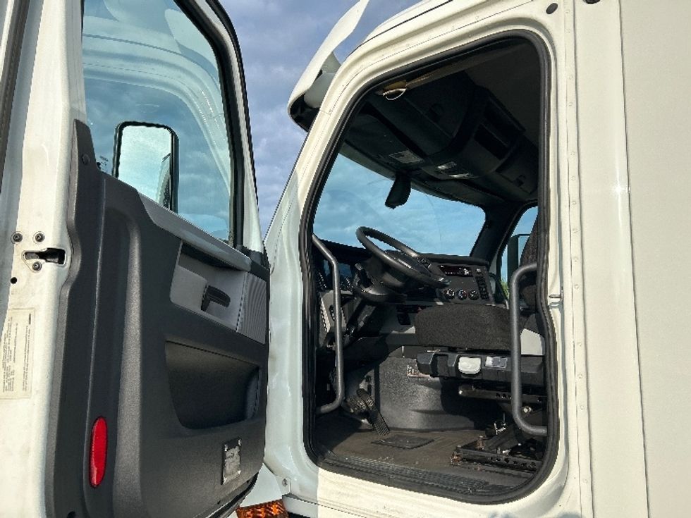 Day Cab Tractor-Heavy Duty Tractors-Freightliner-2018-T12664ST-Gahanna-OH-231,407\n\t\tmiles-$ 43,500 - Image 9