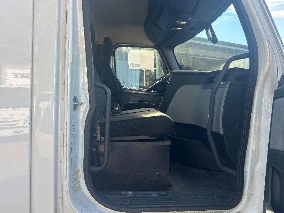 Day Cab Tractor-Heavy Duty Tractors-Freightliner-2018-T12664ST-Gainesville-FL-463,436\n\t\tmiles-$ 39,000 - Image 12