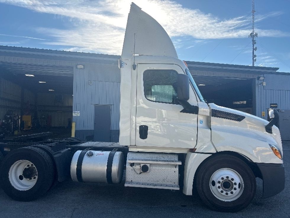 Day Cab Tractor-Heavy Duty Tractors-Freightliner-2018-T12664ST-Gainesville-FL-463,436\n\t\tmiles-$ 39,000 - Image 8