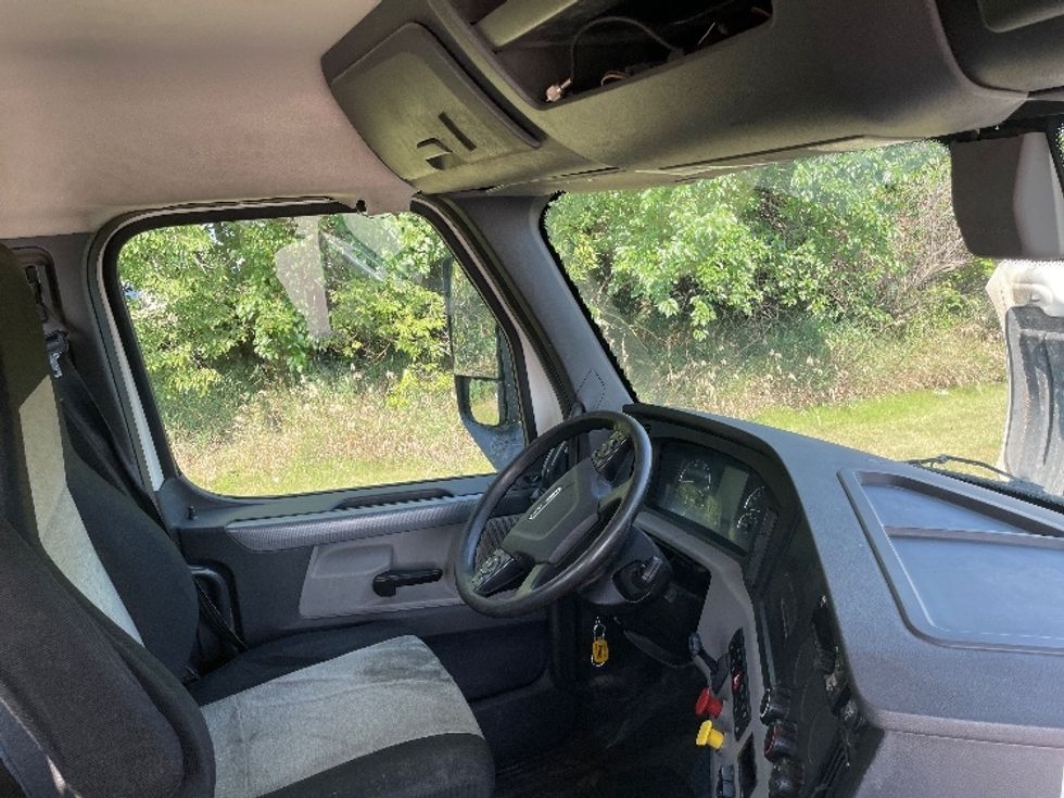 Day Cab Tractor-Heavy Duty Tractors-Freightliner-2018-T12664ST-Goshen-IN-347,415\n\t\tmiles-$ 50,750 - Image 14