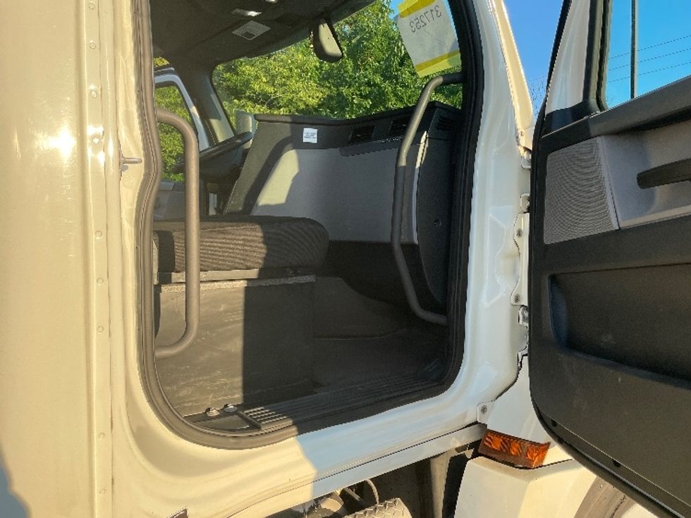 Day Cab Tractor-Heavy Duty Tractors-Freightliner-2018-T12664ST-Goshen-IN-438,652\n\t\tmiles-$ 45,750 - Image 12