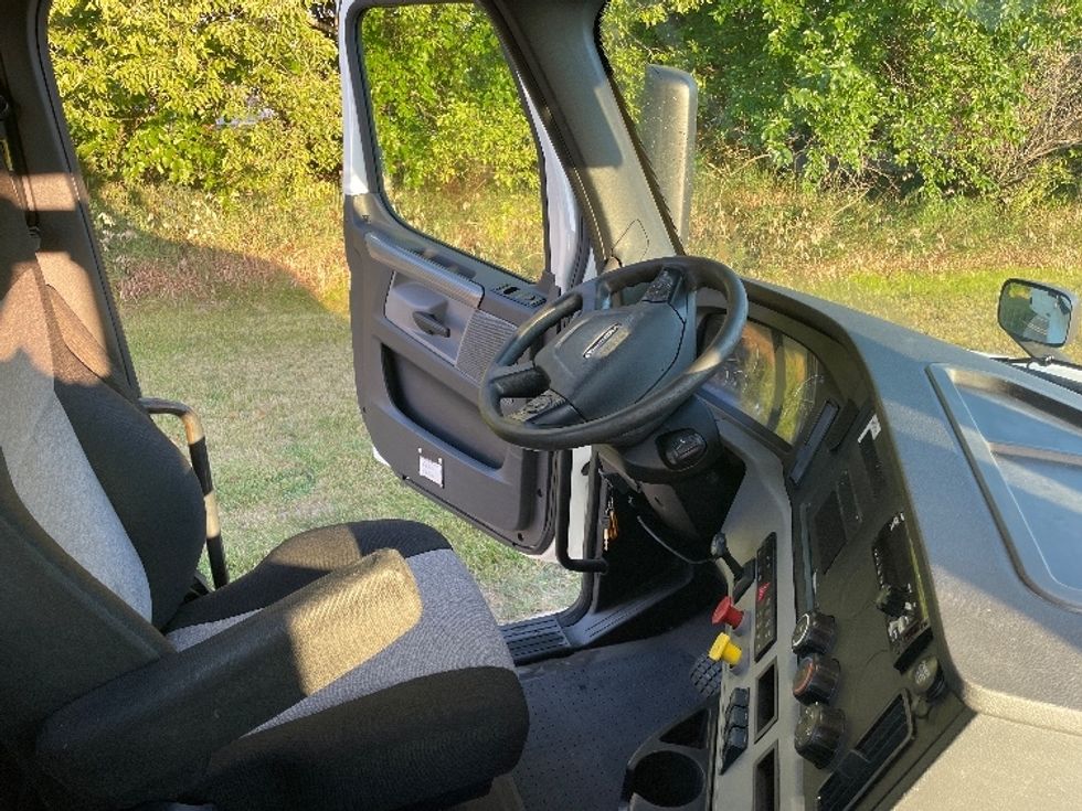 Day Cab Tractor-Heavy Duty Tractors-Freightliner-2018-T12664ST-Goshen-IN-438,652\n\t\tmiles-$ 45,750 - Image 14