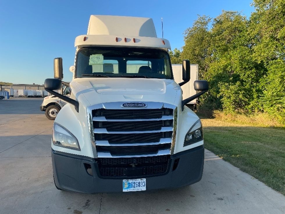 Day Cab Tractor-Heavy Duty Tractors-Freightliner-2018-T12664ST-Goshen-IN-438,652\n\t\tmiles-$ 45,750 - Image 2