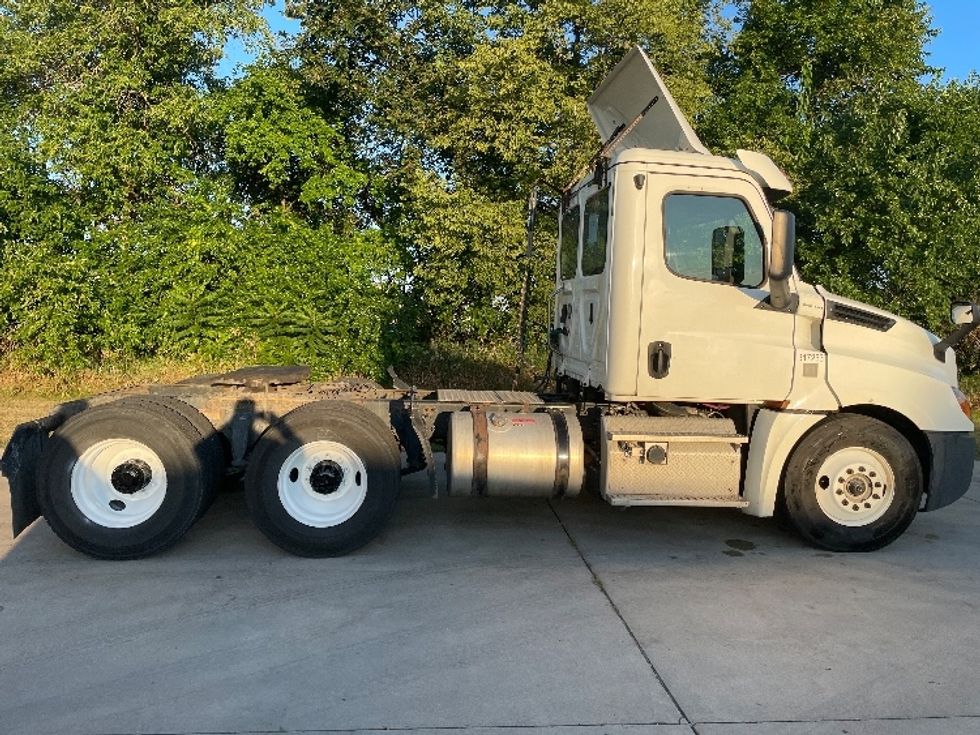 Day Cab Tractor-Heavy Duty Tractors-Freightliner-2018-T12664ST-Goshen-IN-438,652\n\t\tmiles-$ 45,750 - Image 8