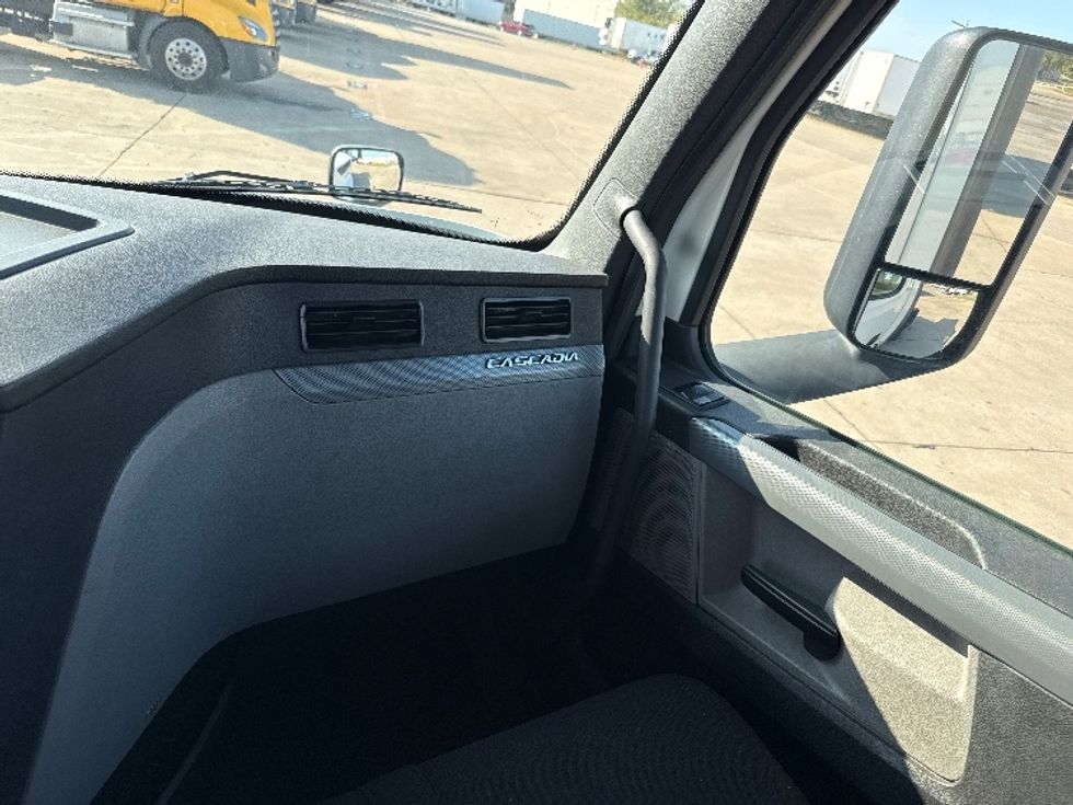 Day Cab Tractor-Heavy Duty Tractors-Freightliner-2018-T12664ST-Grand Prairie-TX-415,245\n\t\tmiles-$ 43,250 - Image 13