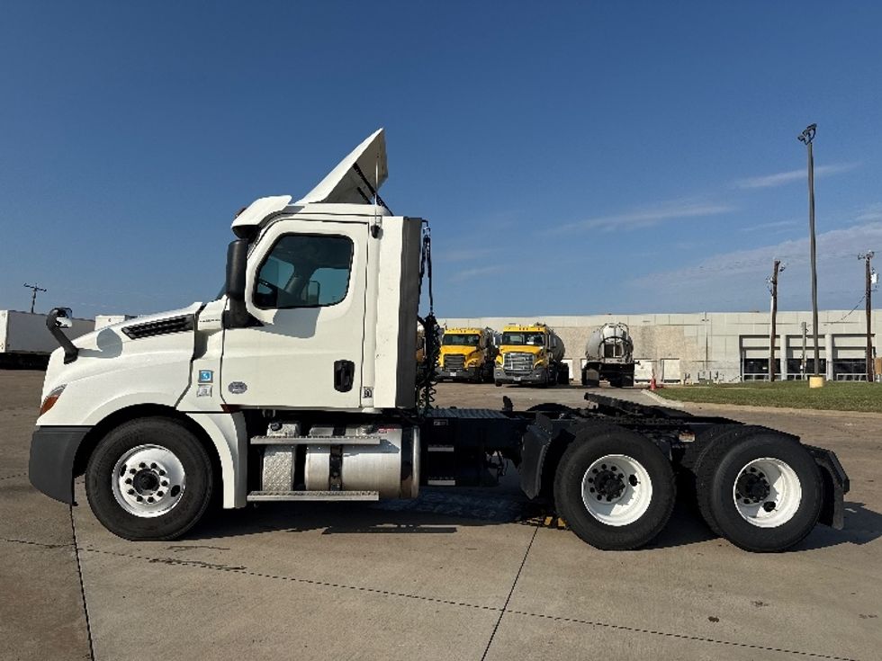 Day Cab Tractor-Heavy Duty Tractors-Freightliner-2018-T12664ST-Grand Prairie-TX-415,245\n\t\tmiles-$ 43,250 - Image 4
