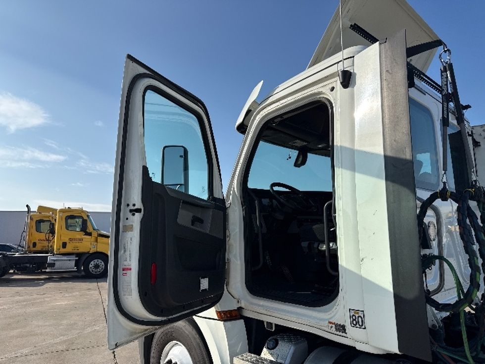 Day Cab Tractor-Heavy Duty Tractors-Freightliner-2018-T12664ST-Grand Prairie-TX-415,245\n\t\tmiles-$ 43,250 - Image 9