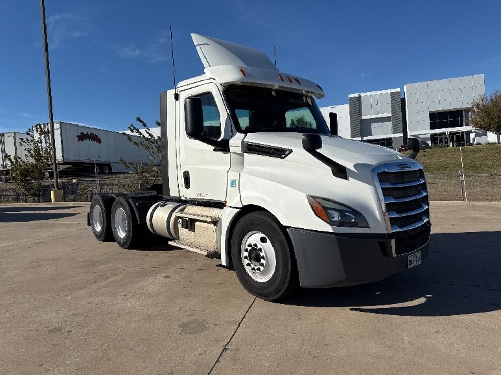 Day Cab Tractor-Heavy Duty Tractors-Freightliner-2018-T12664ST-Grand Prairie-TX-433,234\n\t\tmiles-$ 42,250 - Image 1