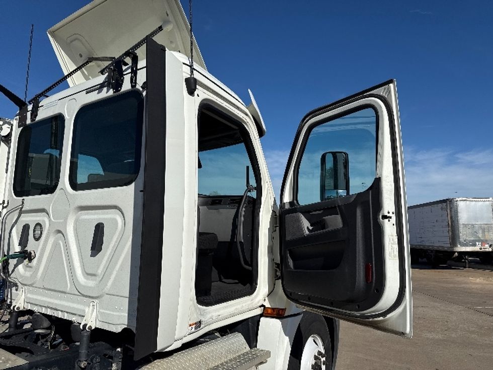 Day Cab Tractor-Heavy Duty Tractors-Freightliner-2018-T12664ST-Grand Prairie-TX-433,234\n\t\tmiles-$ 42,250 - Image 12