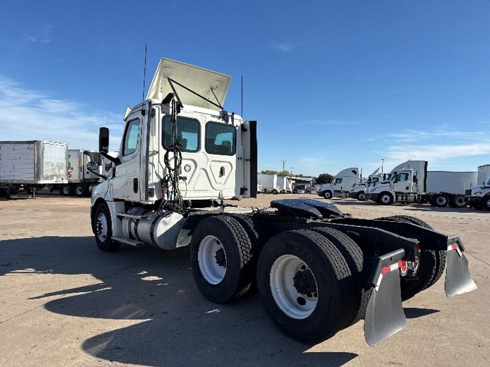 Day Cab Tractor-Heavy Duty Tractors-Freightliner-2018-T12664ST-Grand Prairie-TX-433,234\n\t\tmiles-$ 42,250 - Image 5